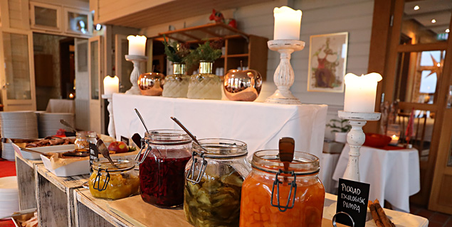 Inläggningar av grönsaker på julbordet på Hestraviken hotell och spa vid Isaberg, en fräsch och välsmakande del av julmåltiden.