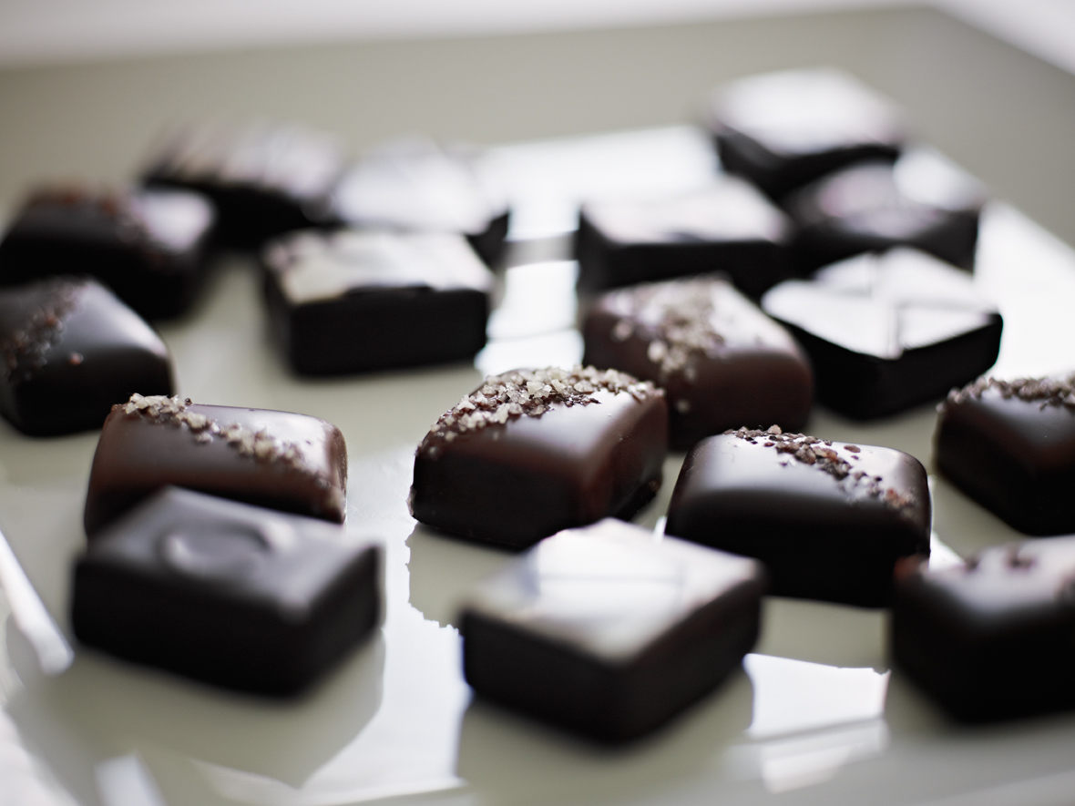 Handgjorda chokladpraliner toppade med flingsalt från tillverkare i närheten av Hestraviken